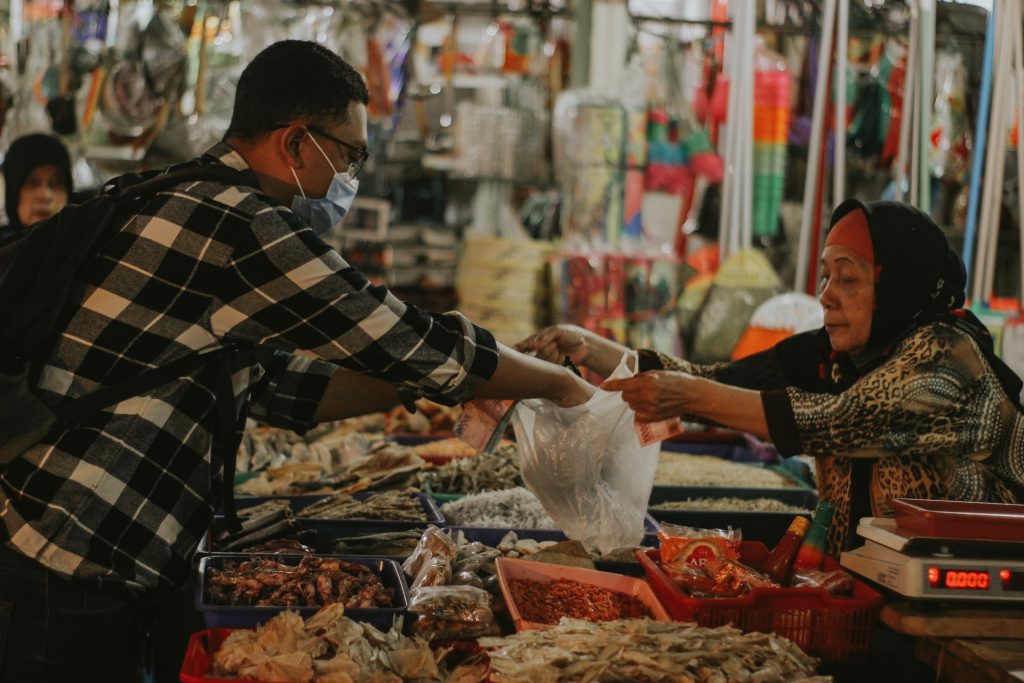 KELEBIHAN DAN KEKURANGAN PASAR TRADISIONAL